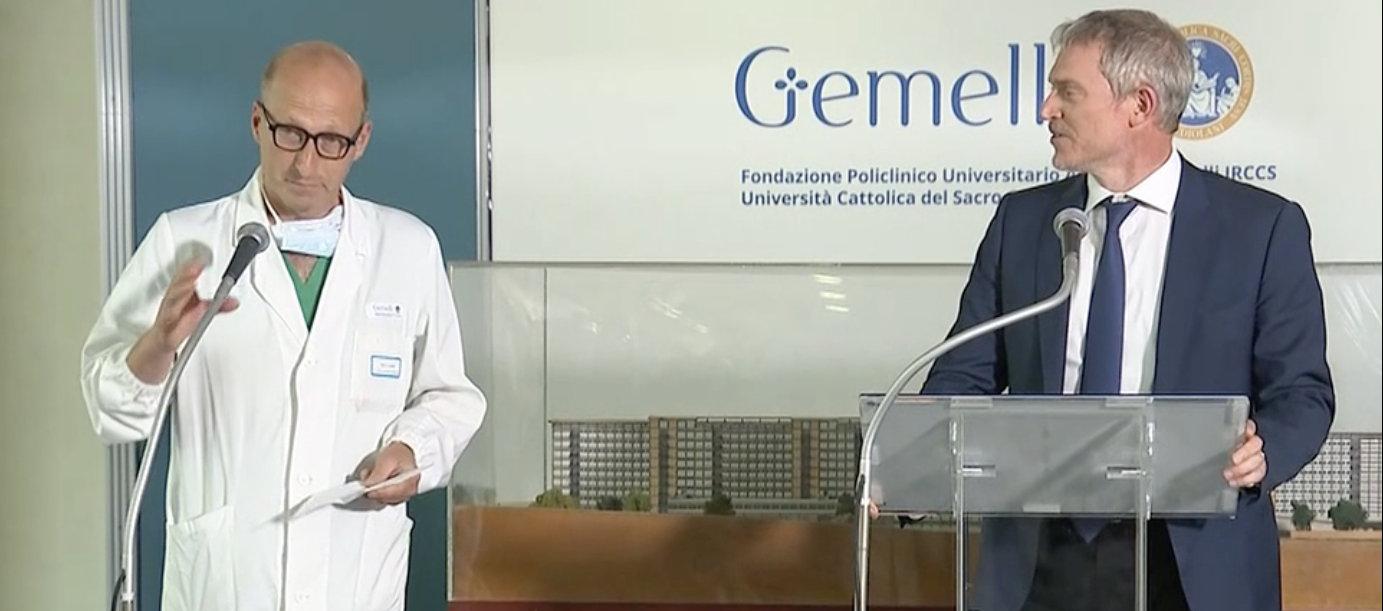 El cirujano Sergio Alfieri en la rueda de prensa para hablar sobre la cirugía al Papa.