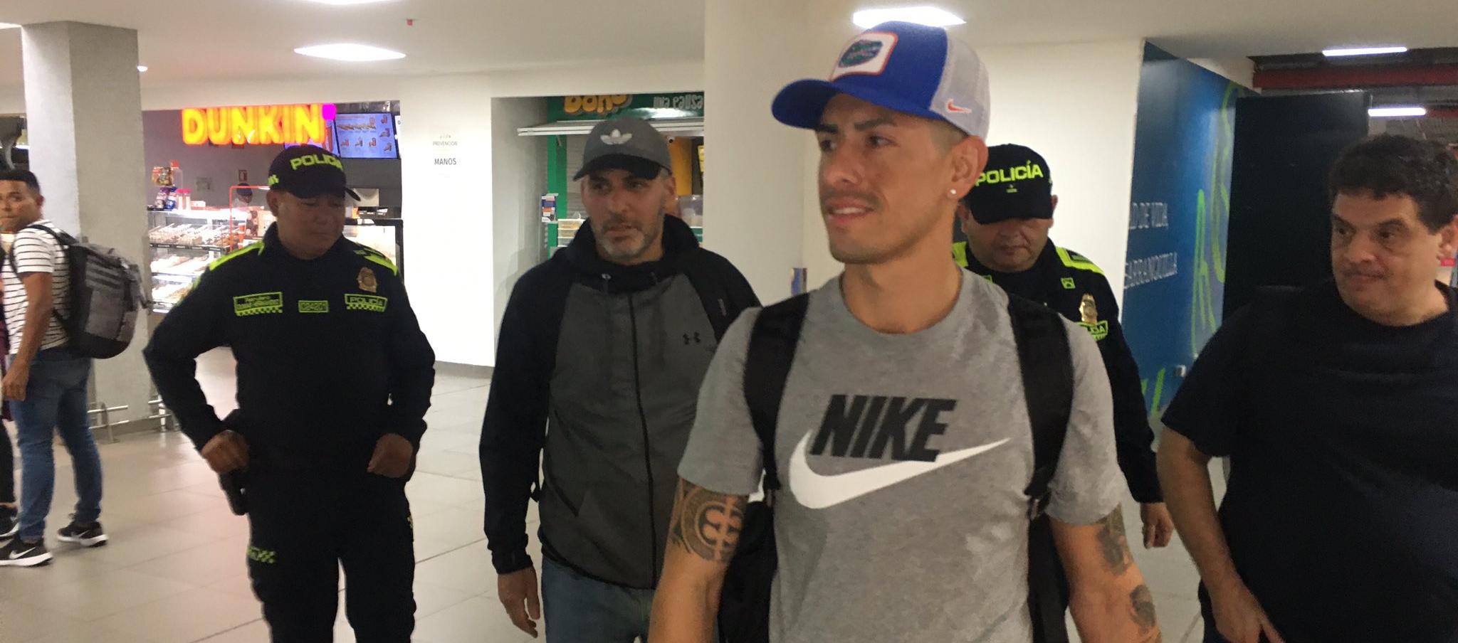 El defensa argentino Emmanuel Olivera a su arribo a Barranquilla. 
