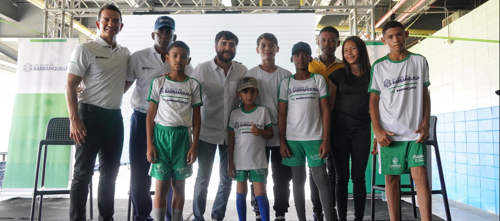 El alcalde Jaime Pumarejo asistió a la presentación oficial de las Escuelas de Formación Deportiva 2023. 