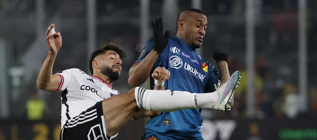 Angelo Rodríguez, del Pereira, disputa la pelota con Jeyson Rojas.