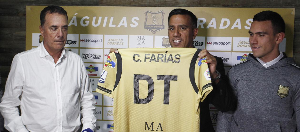 César Farías, nuevo técnico de Águilas Doradas, acompañado del directivo Jesús Ramírez y su asistente e hijo Jesús Farías. 