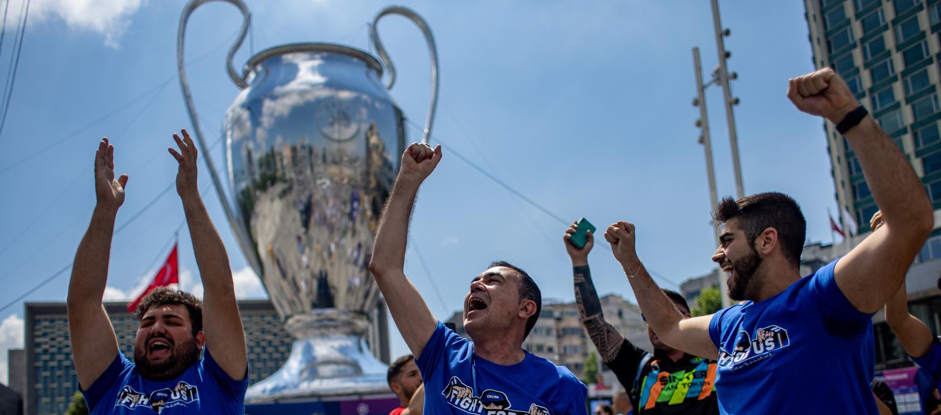 Aficionados del Inter de Milán animan al equipo en la plaza Taksim en Estambul, previo a la final de este sábado donde e el equipo italiano se enfrenta al Manchester City