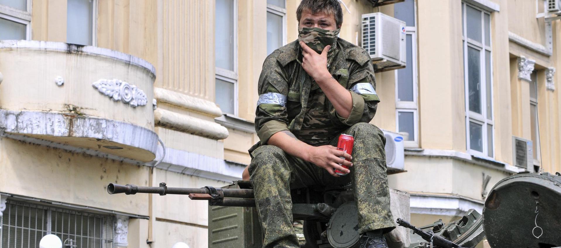 Miembro del amotinado grupo de mercenarios rusos Wagner encima de un blindado en cercanías de la ciudad de Rostov, en el sur de Rusia.