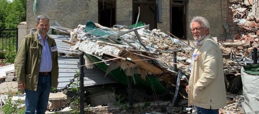 El excomisionado de Paz Sergio Jaramillo y el escritor Héctor Abad en la zona del ataque con misil en Ucrania