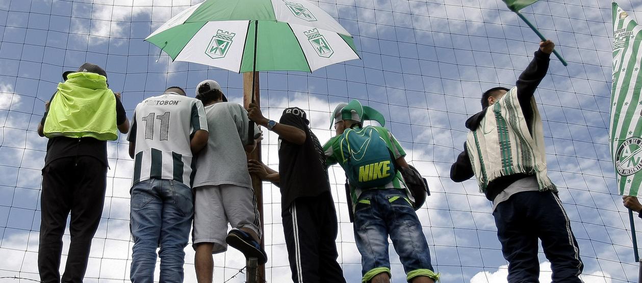 Los aficionados detenidas tenían en su poder bolsas de cocaína, armas blancas y bebidas alcohólicas. 