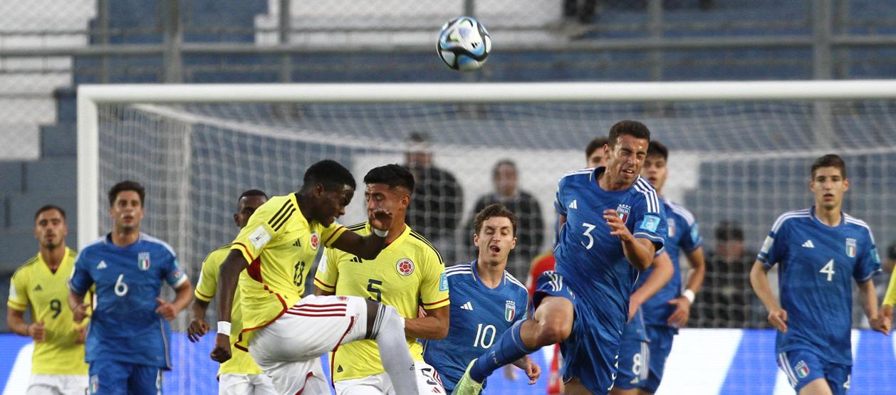 Jhojan Torres, autor del gol de descuento para Colombia, disputa el balón con Riccardo Turicchia.