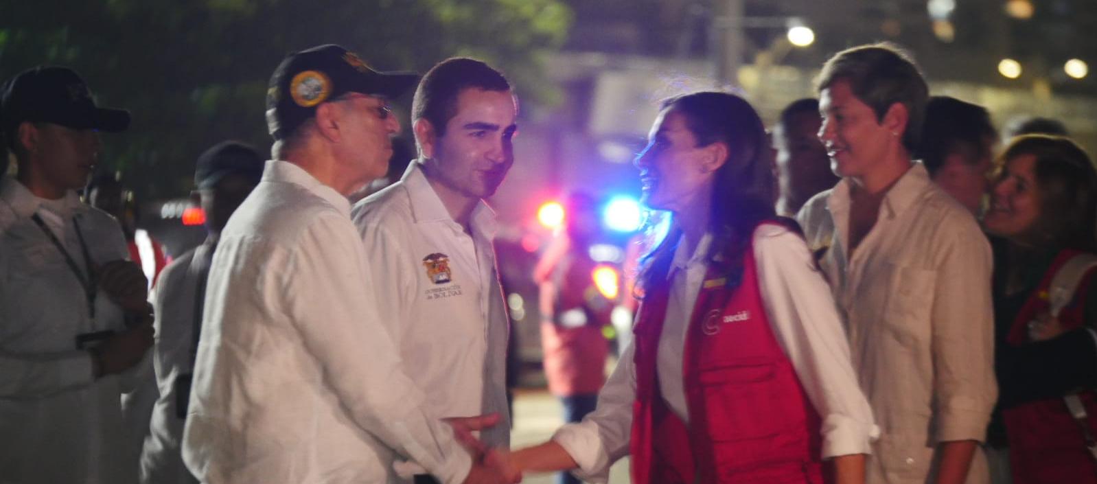 El alcalde William Dau y el gobernador Vicente Blel saludan a la reina Letizia. A su lado la primera dama de la nación, Verónica Alcocer