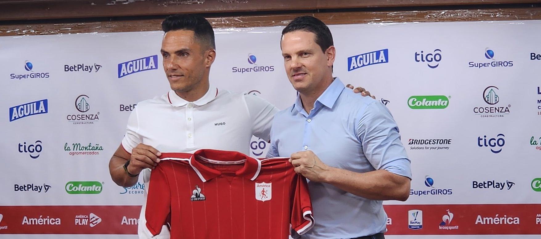 Lucas González fue presentado por el presidente del América, Mauricio Romero.