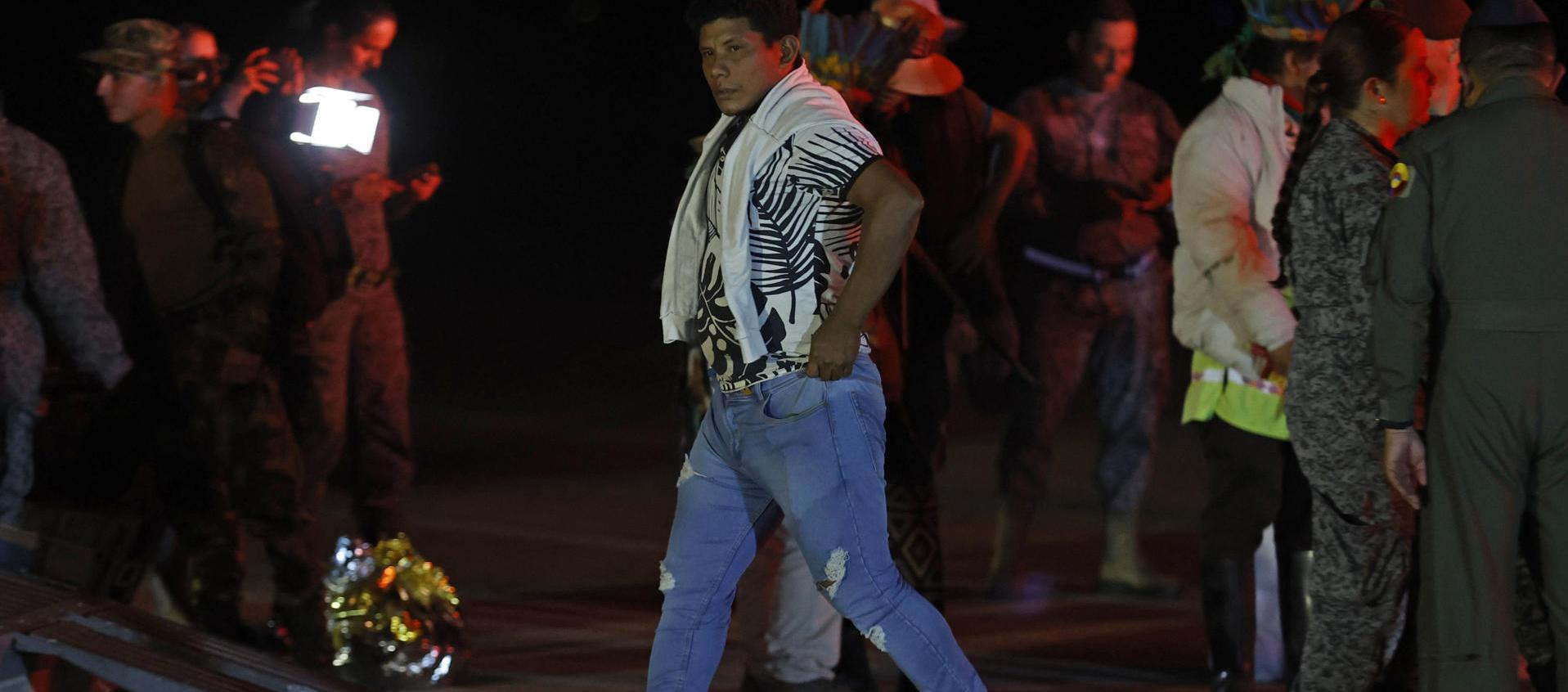 Manuel Ranoque esta madrugada de sábado en el aeropuerto de Catam