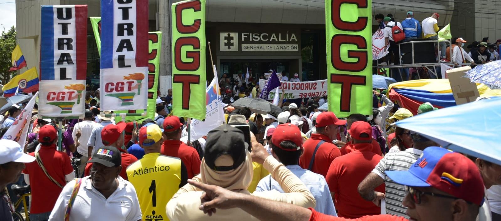 La marcha se detuvo en la sede de la Fiscalía de la carrera 44.