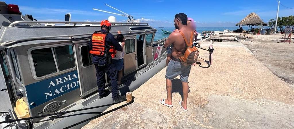 El niño se encontraba de paseo junto a sus padres.