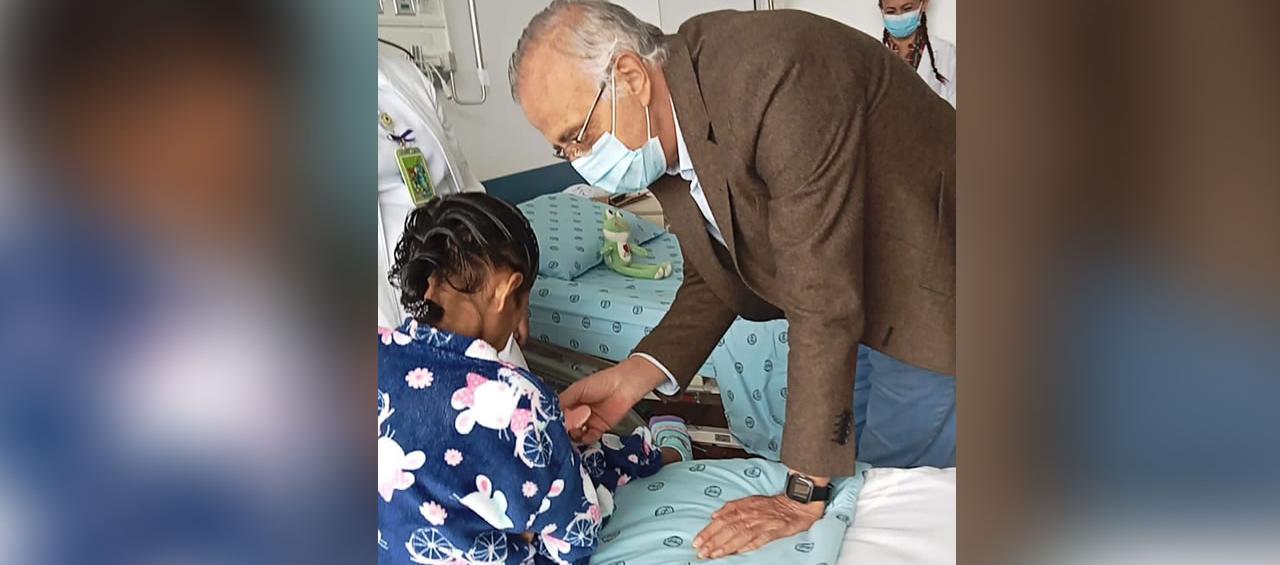 El ministro de Defensa, Iván Velásquez, y Lesly Mukutuy, la niña heroína