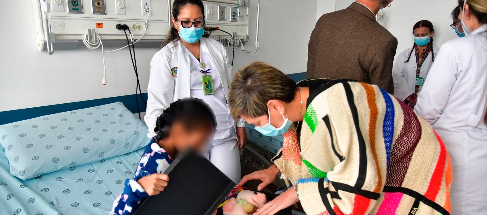 La primera dama de la Nación, Verónica Alcocer, el día que visitó a los 4 hermanos rescatados de la selva.