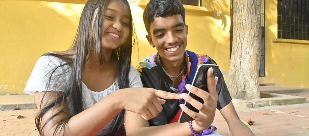 Dos estudiantes de Malambo en una imagen de archivo sobre entrega de computadores por parte de MinTIC