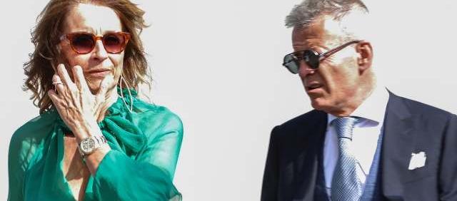 Monserrat Berrnabeu y Joan Piqué Rovira a la salida de la boda de su hijo Marc con la joven catalana María Valls