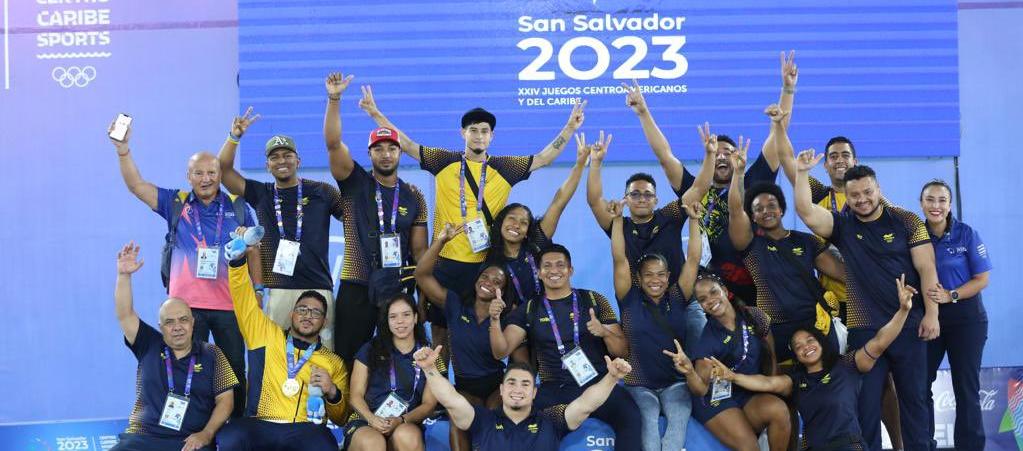 Delegación de pesas de Colombia que alcanzó 19 medallas de oro. 