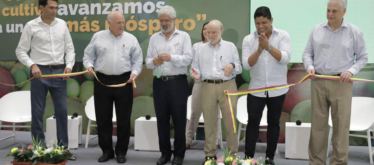 Directivos de Nutrium y el Alcalde de Malambo, Rummenigge Monsalve. 