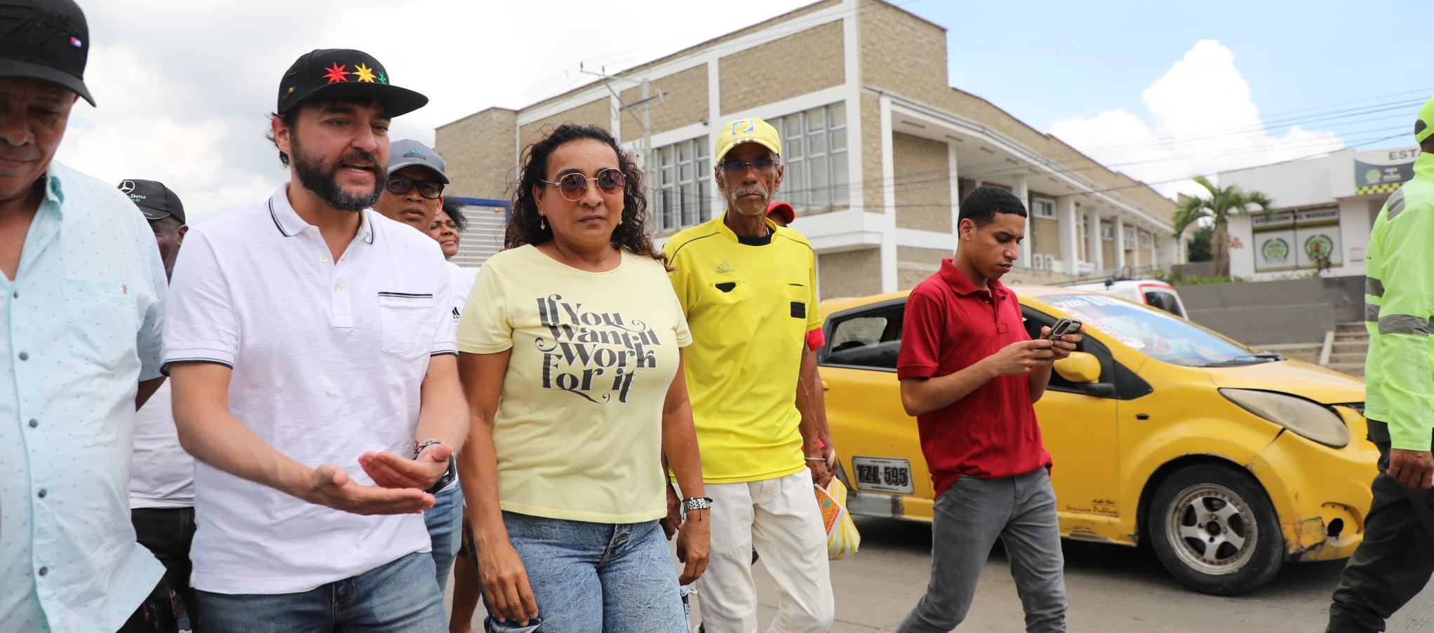 El alcalde Jaime Pumarejo durante el recorrido por el sector 'La Isla' de La Cordialidad.