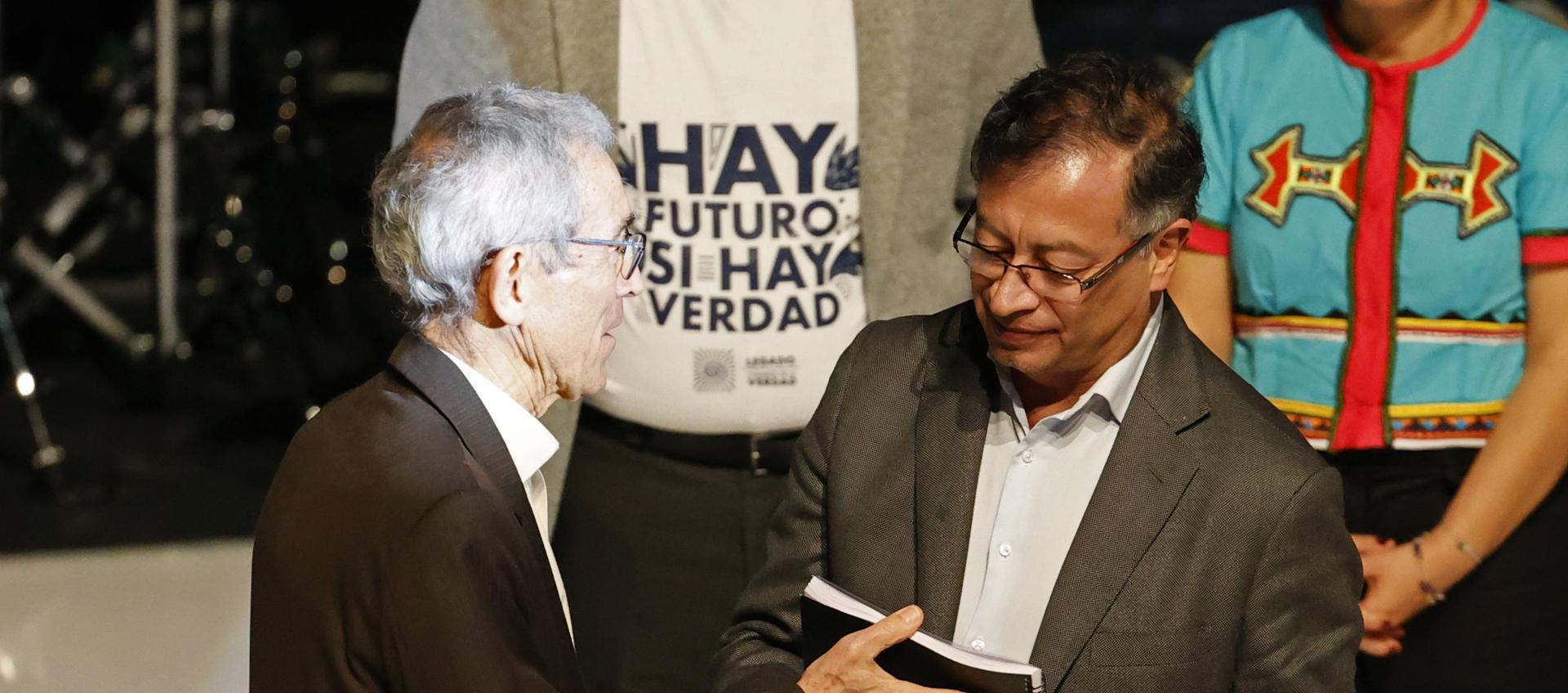 El sacerdote jesuita Francisco De Roux y Gustavo Petro