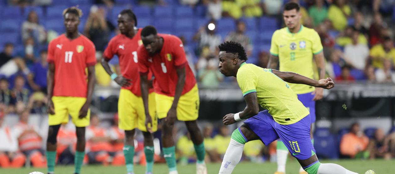 Vinicius Junior, ya vestido de amarillo, marcó de pena máxima el cuarto gol brasileño. 