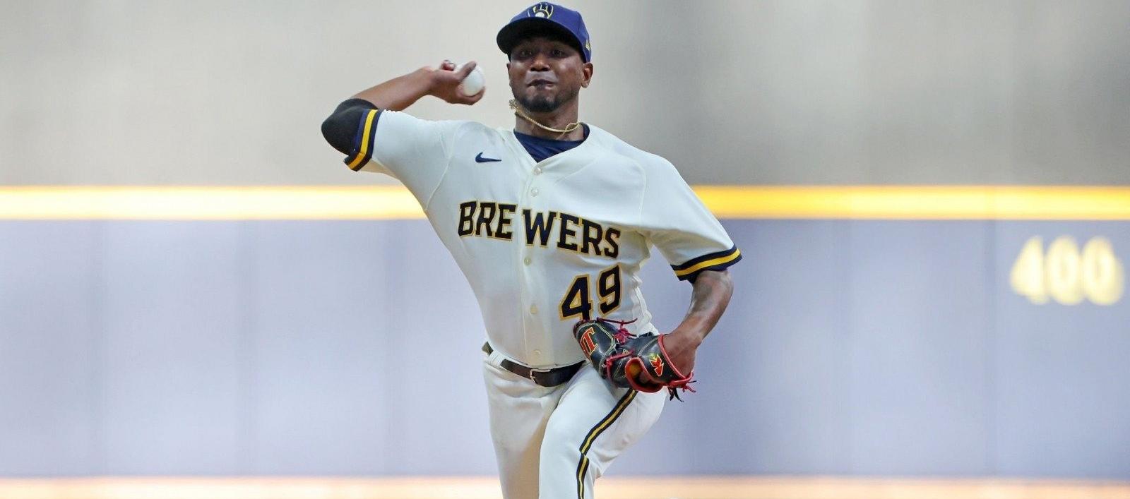 Julio Teherán trabajó cuatro innings y dos tercios ante los Filis.