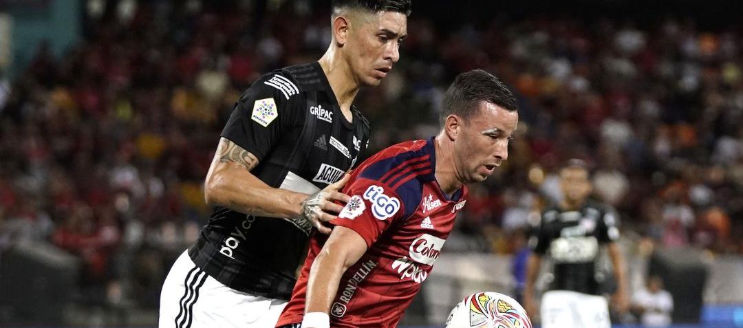 Luciano Pons protege la pelota ante la marca de Emanuel Olivera.