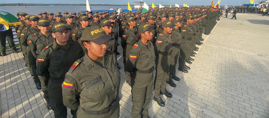 300 auxiliares de policías graduados. 