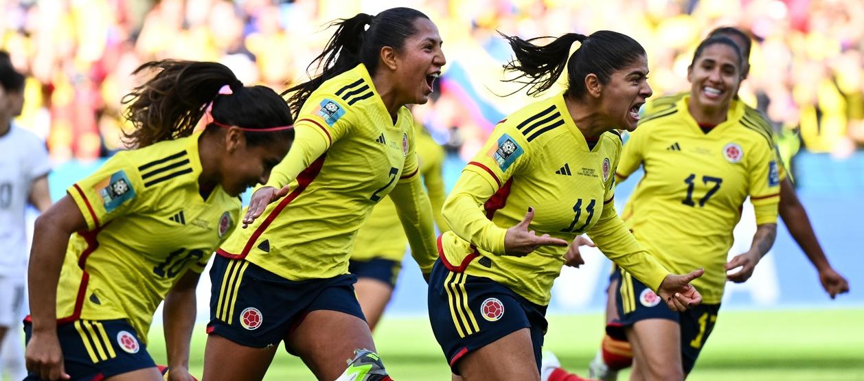 Festejo del primer gol de Colombia marcado por Catalina Usme, de pena máxima. 