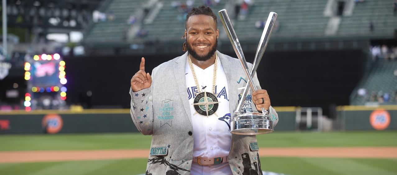 Vladimir Guerrero Jr. con el trofeo de ganador del Derby de Jonrones. 