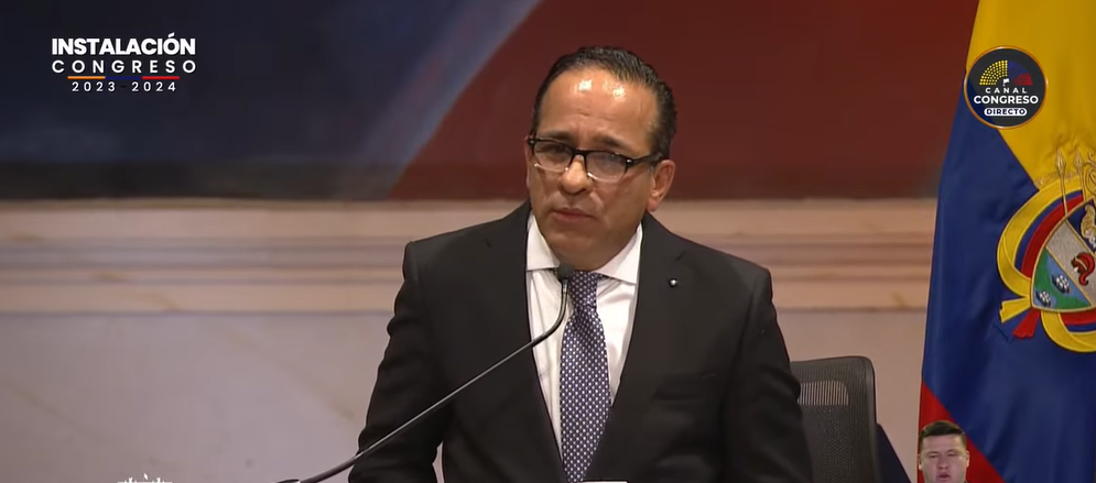 Alexander López, presidente saliendo del Congreso.