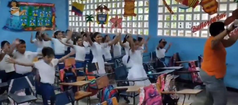 La docente Angely Escobar realizando pausas activas a sus alumnos.
