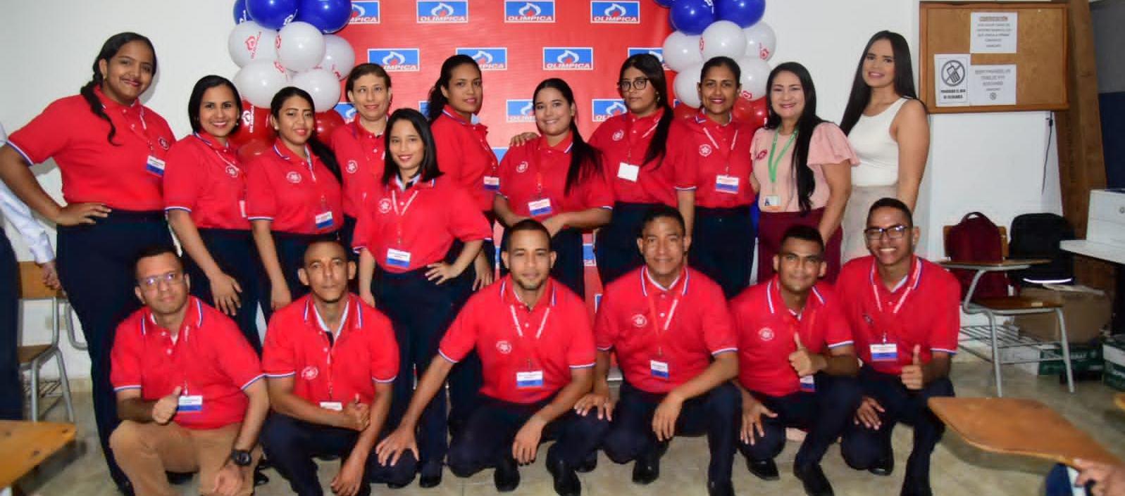 25 aprendices con discapacidad auditiva y 1 con discapacidad física.