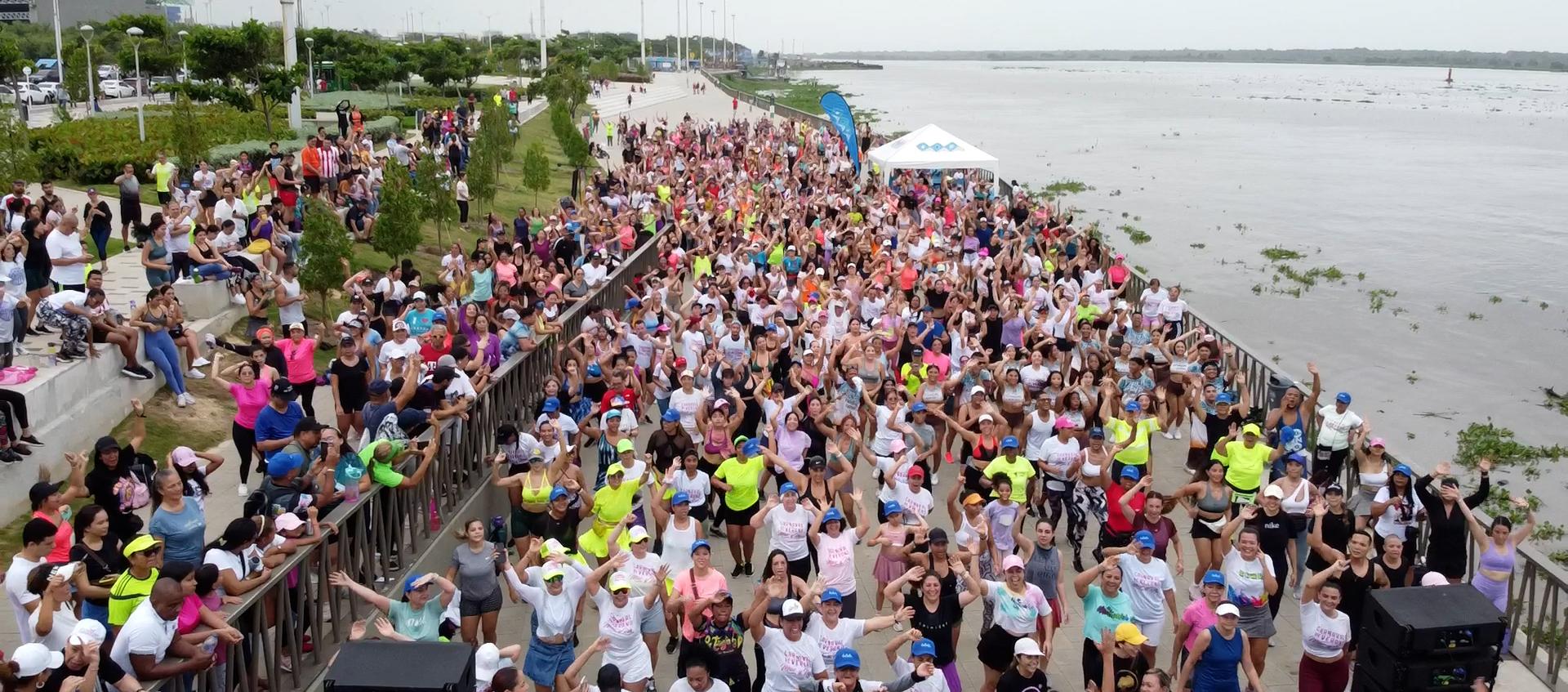 Asistentes del evento durante la clase de baile.