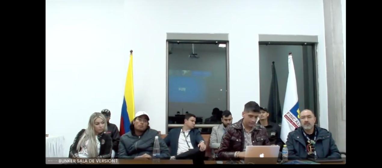 Daysuris Vásquez y Nicolás Petro en el búnker de a Fiscalía durante la audiencia que se iba a realizar esta noche. 