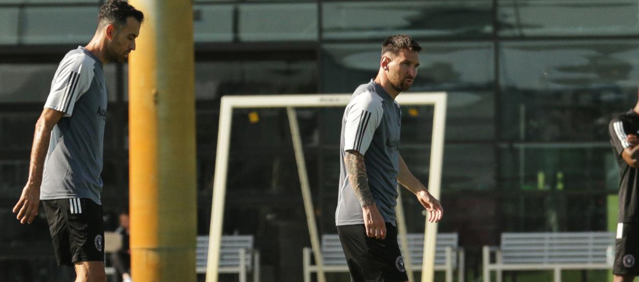 Sergio Busquets y Leo Messi.