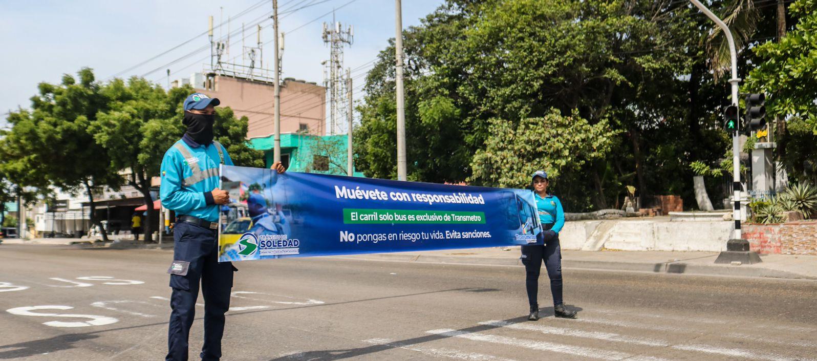 Agentes de Tránsito en la prolongación de Murillo para que no invadan el carril de 'Solo bus'. 
