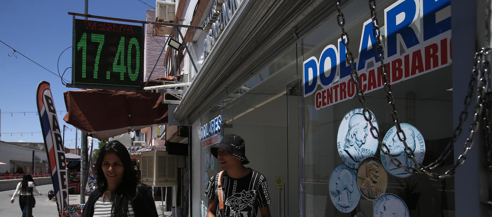 Mexicanos acudiendo a casas de cambio.