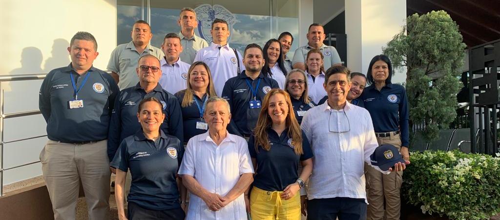 Funcionarios del consulado.