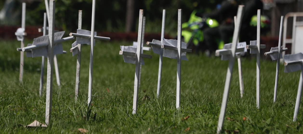 Noventa cruces blancas flanquean la entrada de Buenaventura, con los nombres de las víctimas.