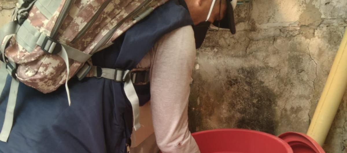 Actividades de revisión de tanques con agua para prevenir casos de dengue. 