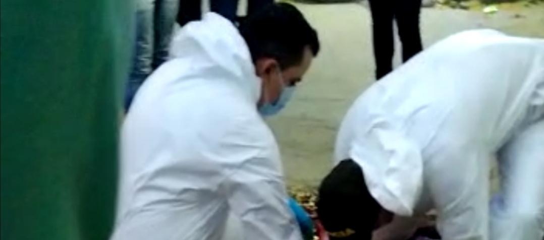 El CTI realizando la inspección del cuerpo del hombre.