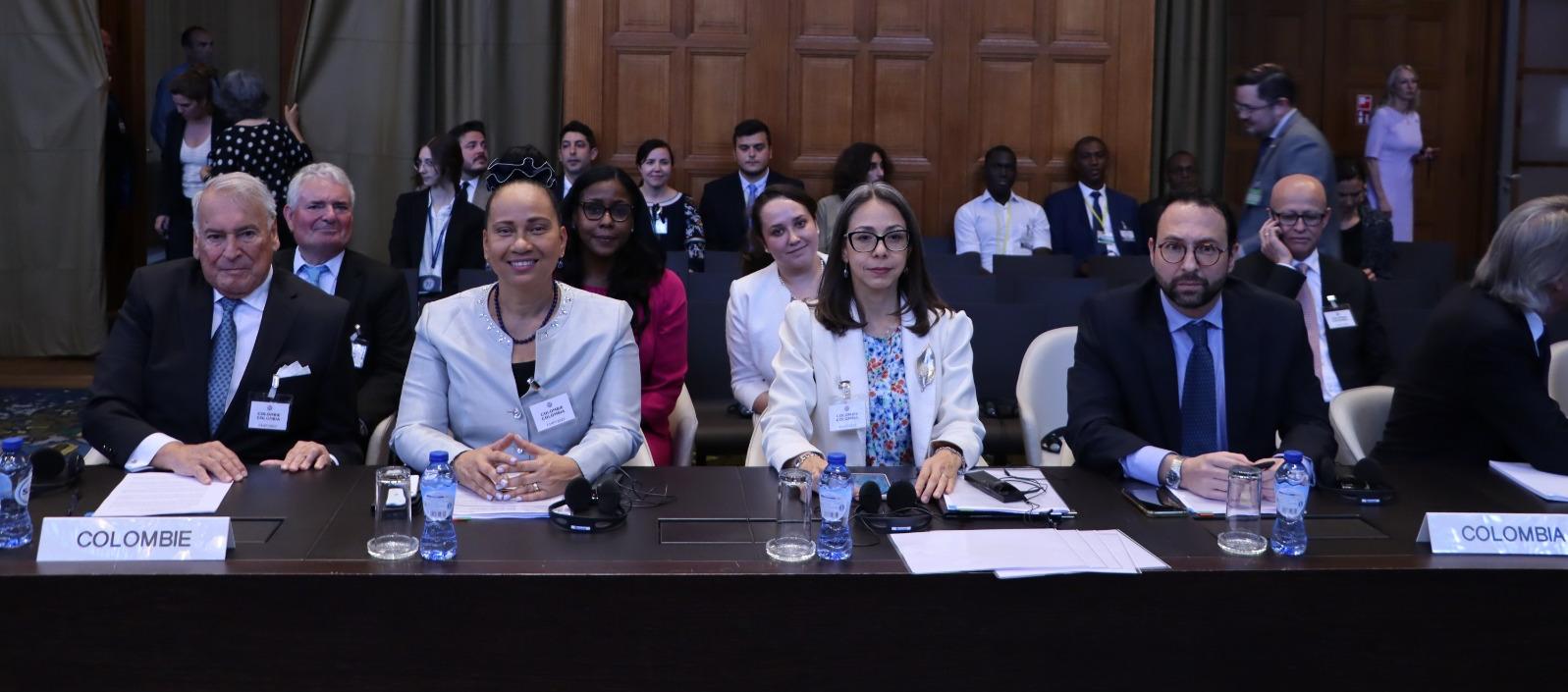 Equipo de Colombia en la Corte de La Haya.