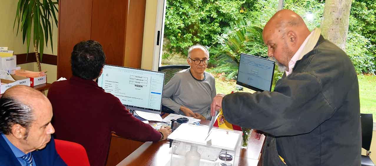 Ciudadano español votando por correo.