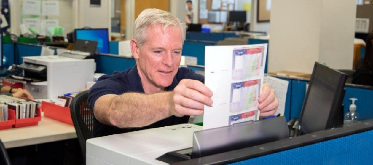 Un funcionario del área de visas de la embajada de EE.UU. en Bogotá.