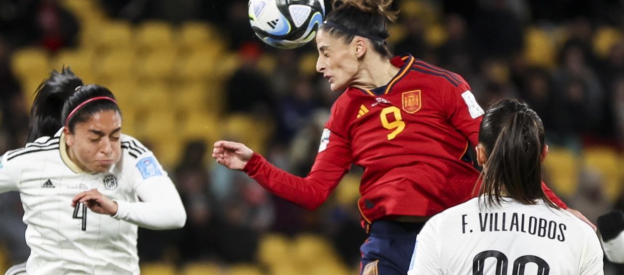 Esther González, de España, remata de cabeza hacia la portería costarricense. 