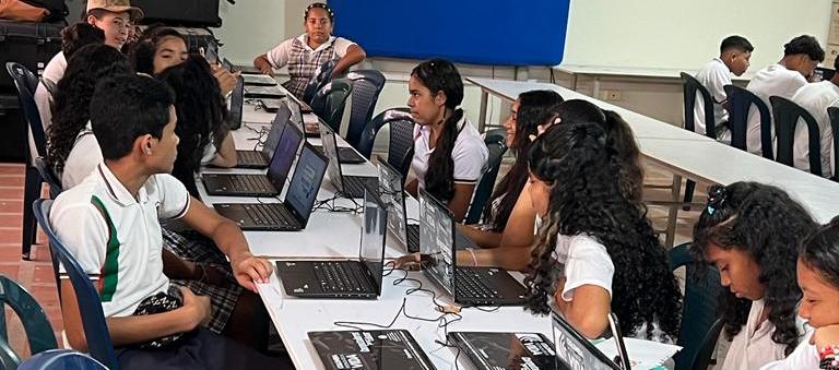 Estudiantes de Suan con los nuevos computadores.