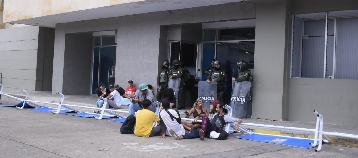 Los estudiantes en la entrada de la Gobernación.