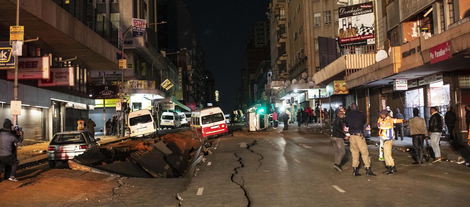 Estragos en calle de Sudáfrica por explosión.