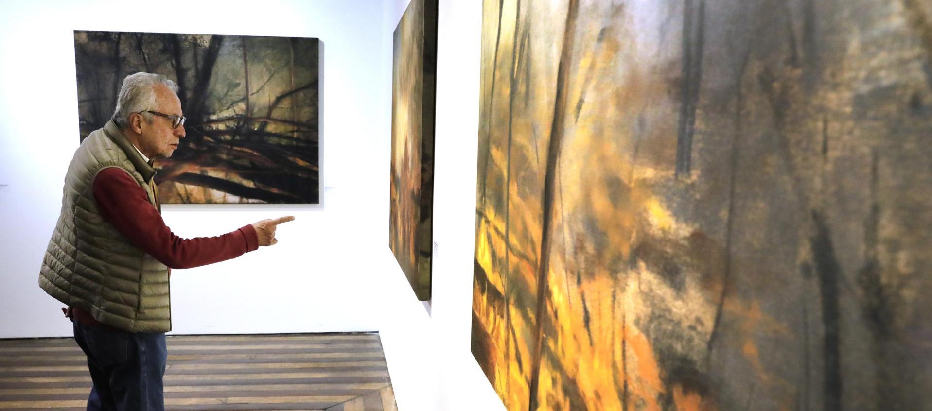 Un hombre en la exposición de la artista plástica colombiana, María Cristina Cortés.