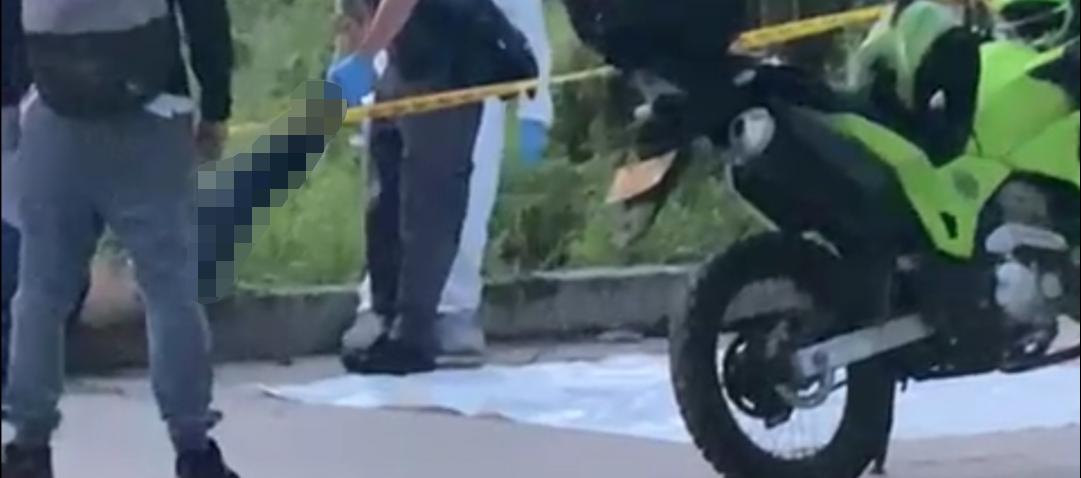 Feryen Jesús Florez Cuello tendido en el suelo.